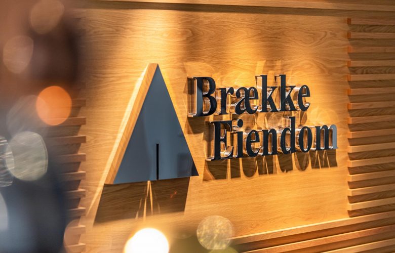 Logo på Brække Eiendom sine kontorer